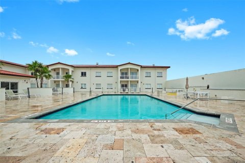Condo in Doral, Florida, 2 bedrooms № 2176444 - photo 19