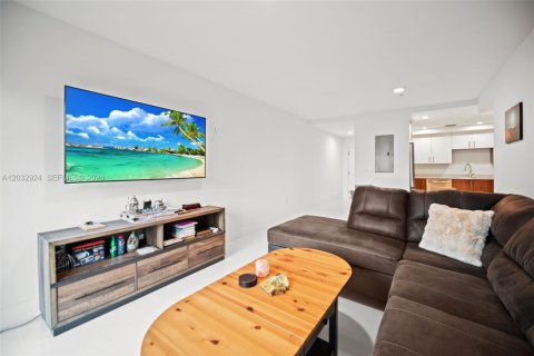 Condo in Doral, Florida, 2 bedrooms № 2176444 - photo 4