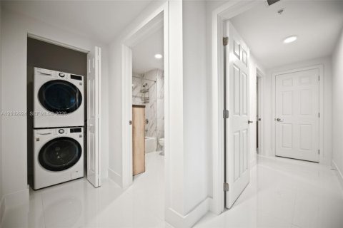 Condo in Doral, Florida, 2 bedrooms № 2176444 - photo 9