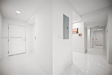Condo in Doral, Florida, 2 bedrooms № 2176444 - photo 2