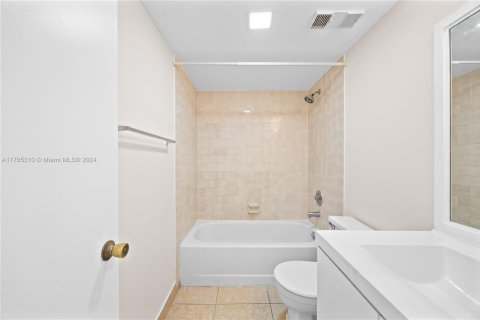 Condo in Coral Springs, Florida, 2 bedrooms  № 1710692 - photo 15