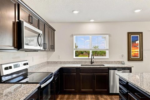 House in Davenport, Florida 5 bedrooms, 285.3 sq.m. № 2259047 - photo 10