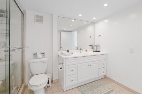 Condo in Surfside, Florida, 2 bedrooms  № 1959531 - photo 22