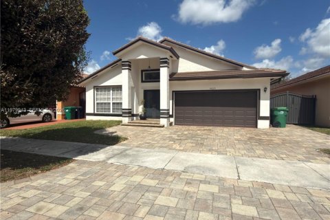 Дом в Майами-Лейкс, Флорида 3 спальни, 175.49м2 № 2043656