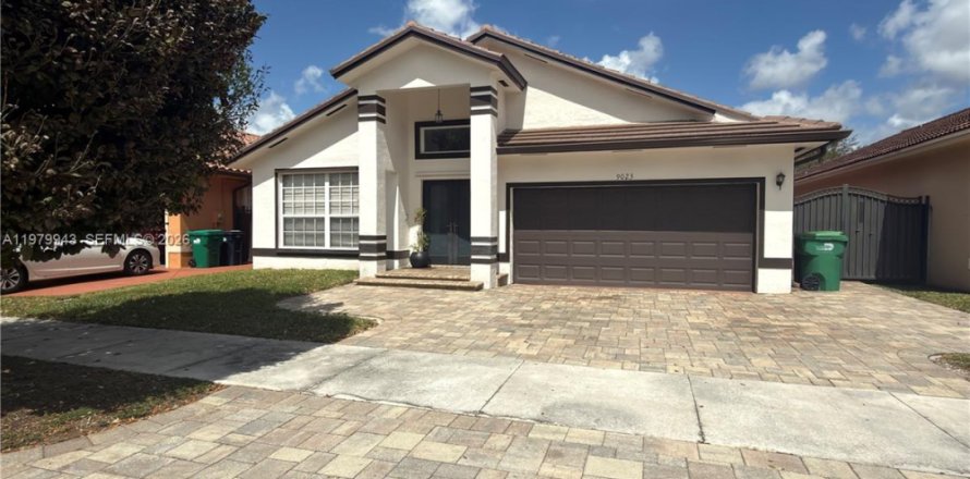 Дом в Майами-Лейкс, Флорида 3 спальни, 175.49м2 № 2043656