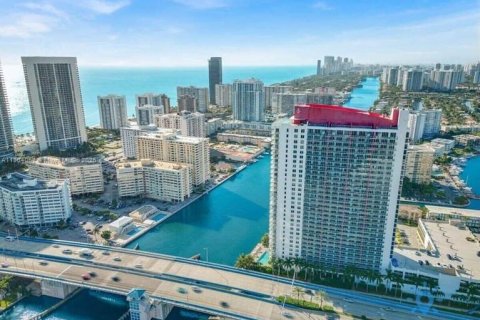 Condo in Hallandale Beach, Florida, 2 bedrooms  № 1940146 - photo 1