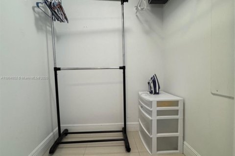 Condo in Hallandale Beach, Florida, 2 bedrooms  № 1940146 - photo 16