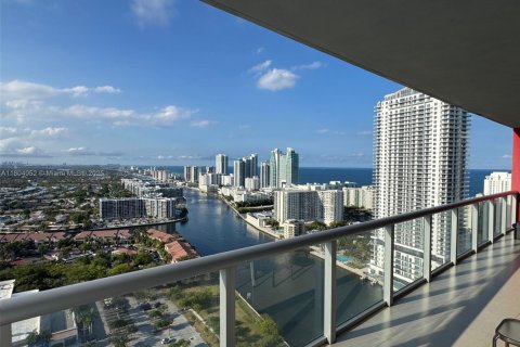 Condo in Hallandale Beach, Florida, 2 bedrooms  № 1940146 - photo 17