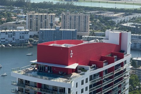 Condo in Hallandale Beach, Florida, 2 bedrooms  № 1940146 - photo 2