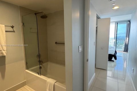 Condo in Hallandale Beach, Florida, 2 bedrooms  № 1940146 - photo 15