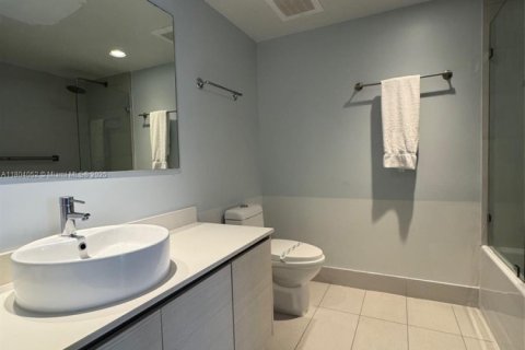 Condo in Hallandale Beach, Florida, 2 bedrooms  № 1940146 - photo 14