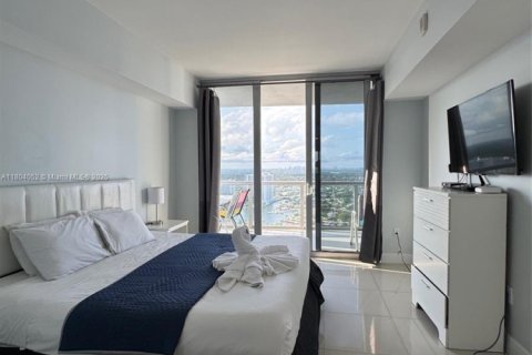 Condo in Hallandale Beach, Florida, 2 bedrooms  № 1940146 - photo 12