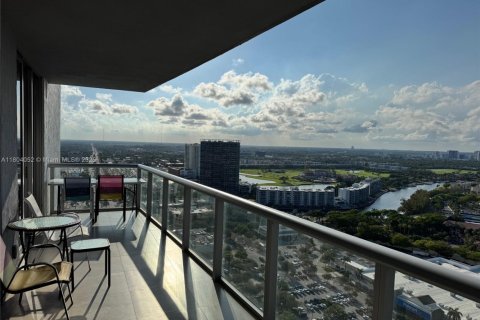 Condo in Hallandale Beach, Florida, 2 bedrooms  № 1940146 - photo 19