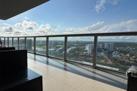 Condo in Hallandale Beach, Florida, 2 bedrooms  № 1940146 - photo 18