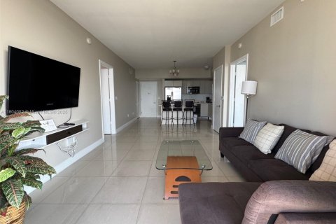 Condo in Hallandale Beach, Florida, 2 bedrooms  № 1940146 - photo 7