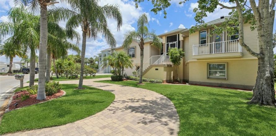 House in New Port Richey, Florida 3 bedrooms, 257.62 sq.m. № 1784536