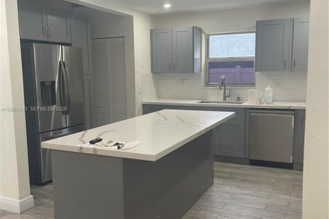 House in Fort Lauderdale, Florida 3 bedrooms, 107.02 sq.m. № 2361905 - photo 1