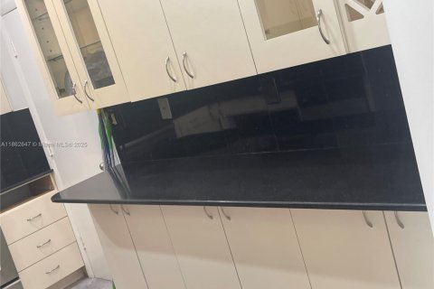 Купить кондоминиум в Майами, Флорида 1 спальня, 101.91м2, № 1890284 - фото 3