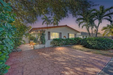 Commercial property in Dania Beach, Florida 154.59 sq.m. № 1998836 - photo 2