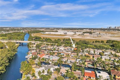 Commercial property in Dania Beach, Florida 154.59 sq.m. № 1998836 - photo 13