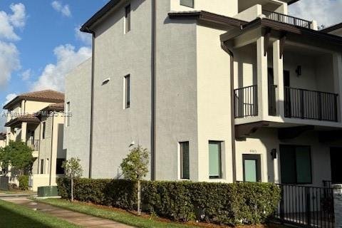 Townhouse in Doral, Florida 3 bedrooms, 173.36 sq.m. № 2043128 - photo 2