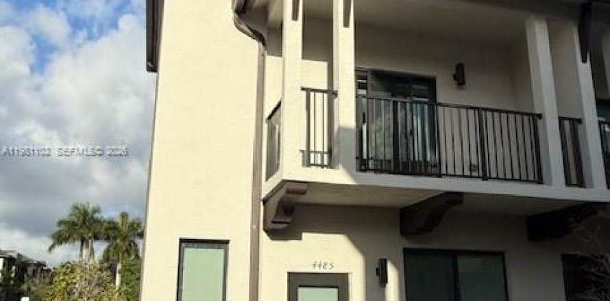 Townhouse in Doral, Florida 3 bedrooms, 173.36 sq.m. № 2043128