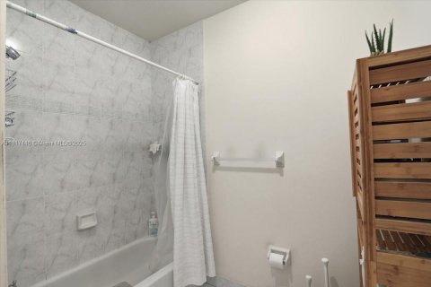 Townhouse in Miami, Florida 4 bedrooms, 168.06 sq.m. № 1972633 - photo 22
