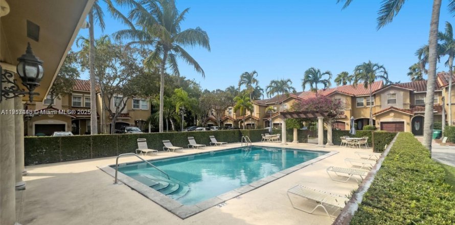 Townhouse in Miami, Florida 4 bedrooms, 168.06 sq.m. № 1972633