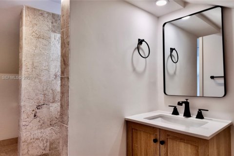 House in Hollywood, Florida 2 bedrooms, 162.02 sq.m. № 2053021 - photo 14