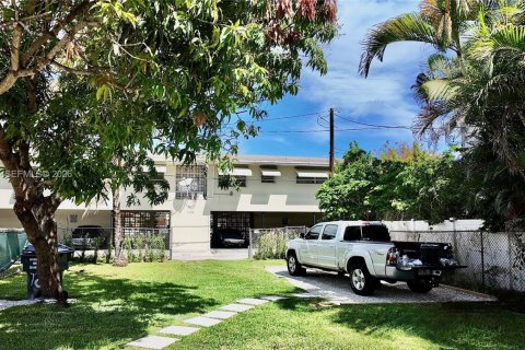 House in Hollywood, Florida 2 bedrooms, 162.02 sq.m. № 2053021 - photo 19