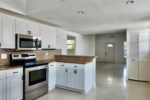 House in Hollywood, Florida 2 bedrooms, 162.02 sq.m. № 2053021 - photo 3