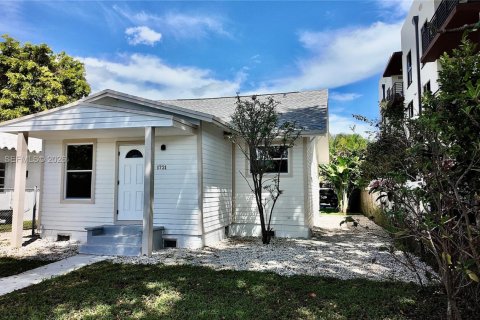 House in Hollywood, Florida 2 bedrooms, 162.02 sq.m. № 2053021