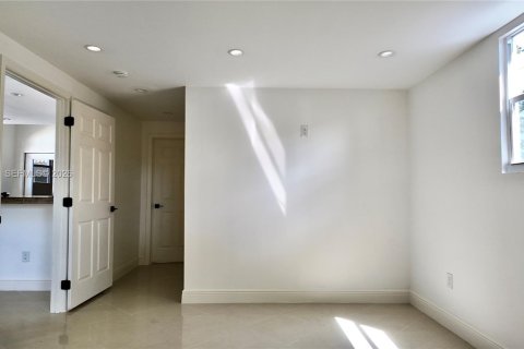 House in Hollywood, Florida 2 bedrooms, 162.02 sq.m. № 2053021 - photo 5