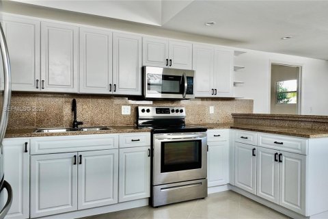 House in Hollywood, Florida 2 bedrooms, 162.02 sq.m. № 2053021 - photo 4