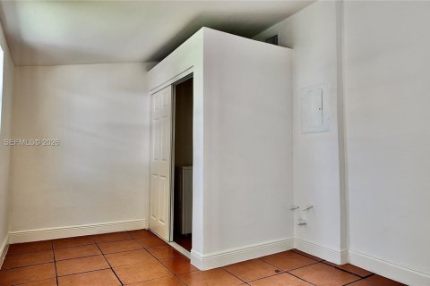 House in Hollywood, Florida 2 bedrooms, 162.02 sq.m. № 2053021 - photo 17