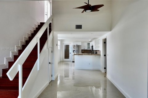 House in Hollywood, Florida 2 bedrooms, 162.02 sq.m. № 2053021 - photo 2