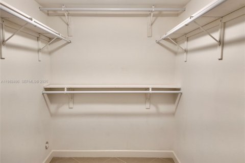 House in Hollywood, Florida 2 bedrooms, 162.02 sq.m. № 2053021 - photo 8