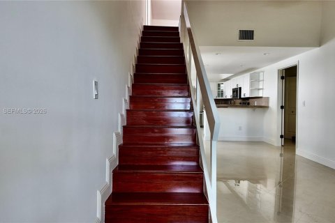 House in Hollywood, Florida 2 bedrooms, 162.02 sq.m. № 2053021 - photo 11