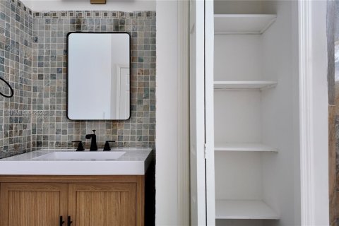 House in Hollywood, Florida 2 bedrooms, 162.02 sq.m. № 2053021 - photo 10