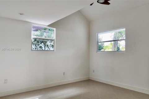 House in Hollywood, Florida 2 bedrooms, 162.02 sq.m. № 2053021 - photo 6