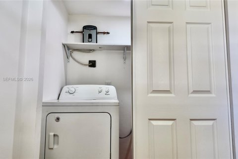 House in Hollywood, Florida 2 bedrooms, 162.02 sq.m. № 2053021 - photo 18