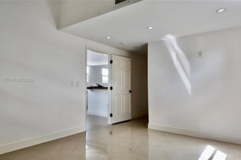 House in Hollywood, Florida 2 bedrooms, 162.02 sq.m. № 2053021 - photo 7