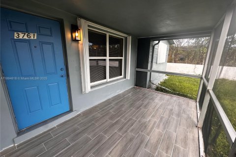 Casa en alquiler en Lauderhill, Florida, 2 dormitorios, 103.86 m2 № 1947418 - foto 3