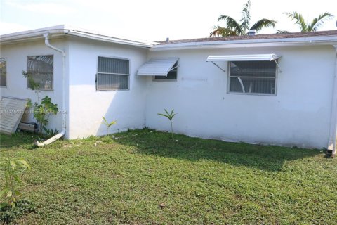 House in Margate, Florida 2 bedrooms, 132.85 sq.m. № 1706961 - photo 18