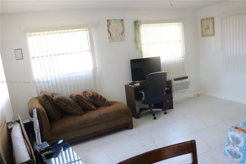 House in Margate, Florida 2 bedrooms, 132.85 sq.m. № 1706961 - photo 9