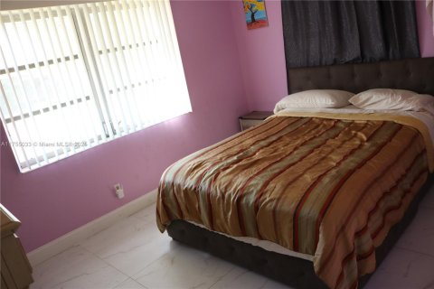 House in Margate, Florida 2 bedrooms, 132.85 sq.m. № 1706961 - photo 11