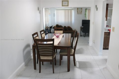 House in Margate, Florida 2 bedrooms, 132.85 sq.m. № 1706961 - photo 4