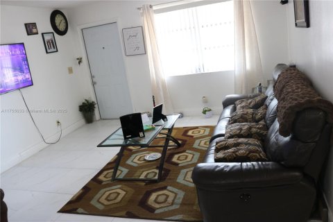 House in Margate, Florida 2 bedrooms, 132.85 sq.m. № 1706961 - photo 2