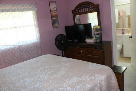 House in Margate, Florida 2 bedrooms, 132.85 sq.m. № 1706961 - photo 13