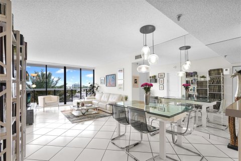 Снять в аренду кондоминиум в Серфсайд, Флорида 2 спальни, 108.7м2, № 1972215 - фото 11